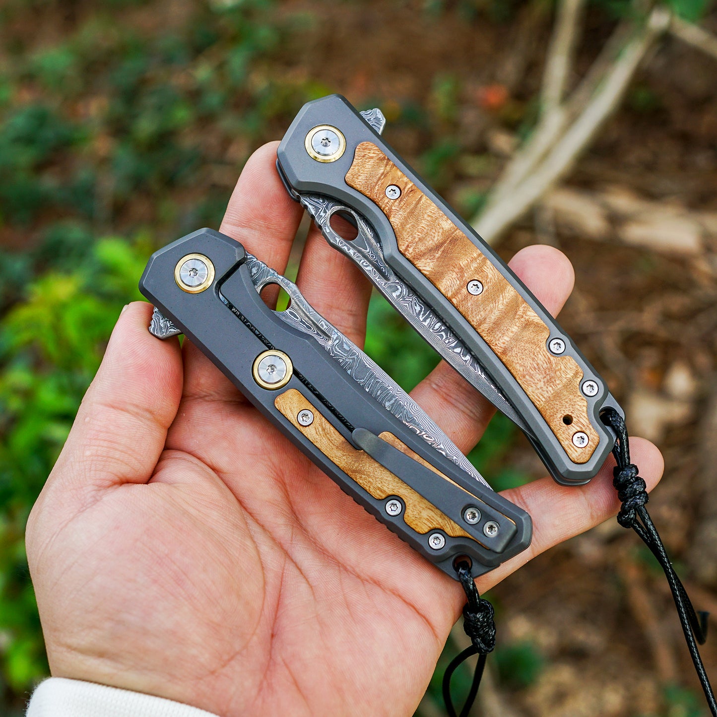 VNLA handmade Japan Damascus steel pocket knife,3.39in VG10 blade men and women Folding knife,With holster,Frame lock,Maple handle,Reversible Pocket Clip,Suitable for EDC outdoor camping